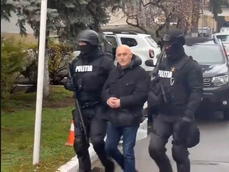 Mercenarul sibian Horațiu Potra dus încătușat la audieri de poliție. Avea un adevărat arsenal de arme în mașină (video)