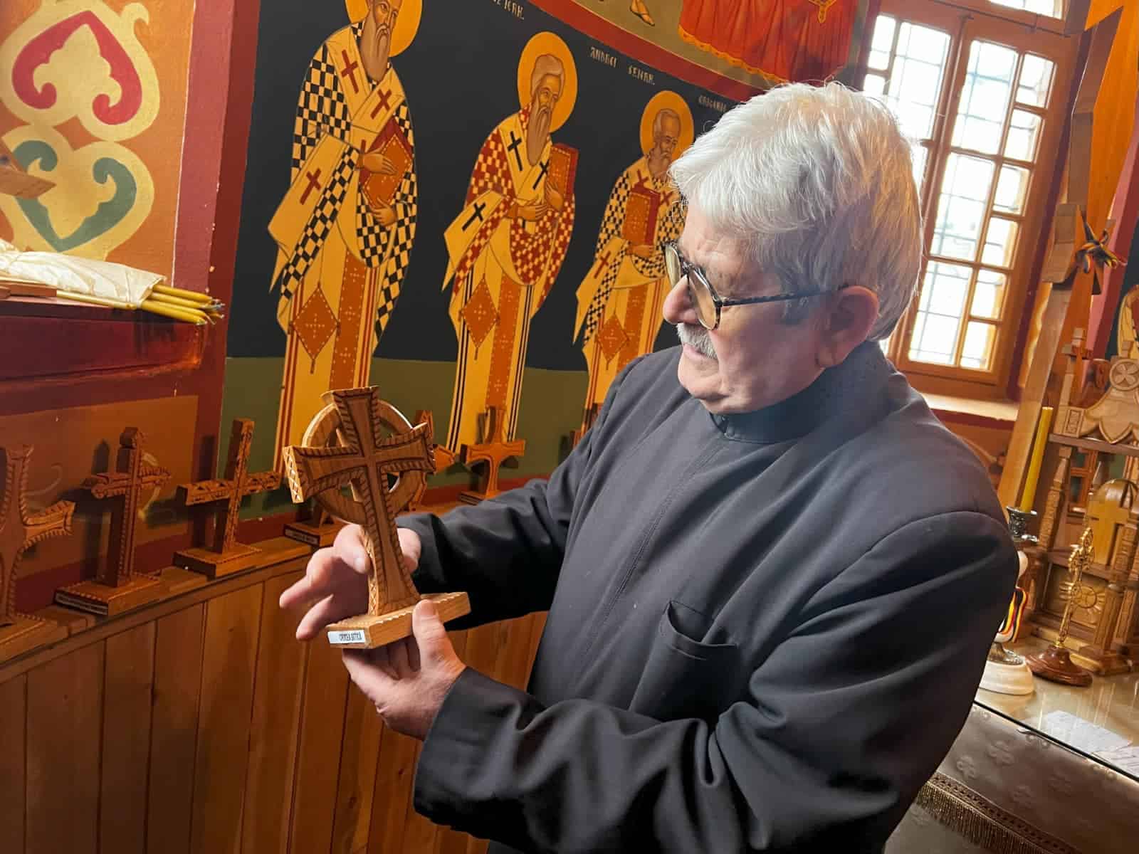 Preotul sculptor din satul sibian Poienița care a învățat să sculpteze cruci de lemn de la un fost pușcăriaș (foto)