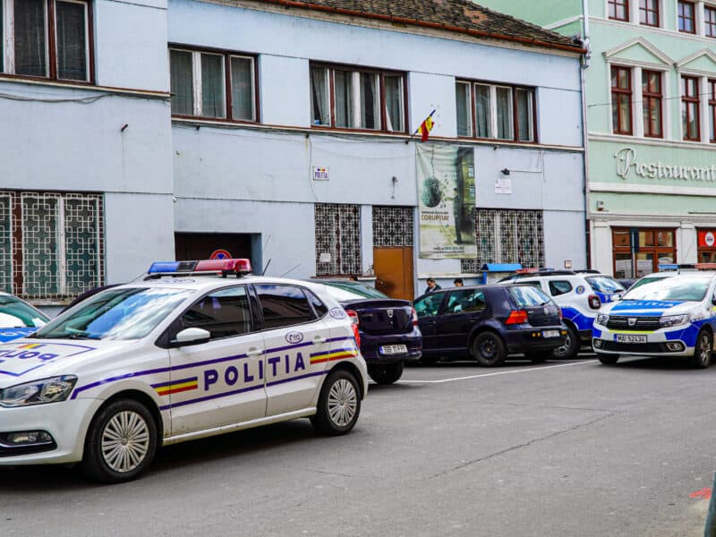 Tineri prinși fără permis la volan în Mediaș și Săliște. Unul a fugit de poliție