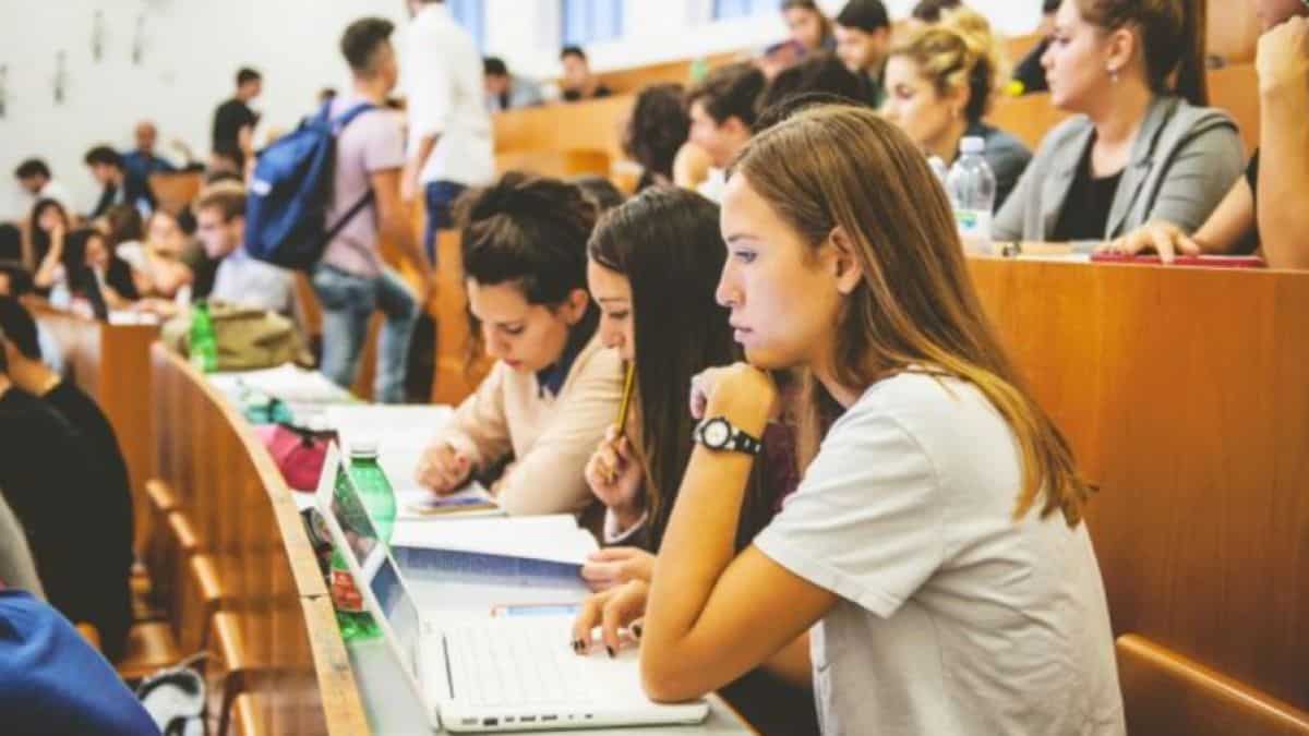 Studenții amenință cu proteste. Sunt nemulțumiți că Guvernul le-a tăiat o serie de facilități