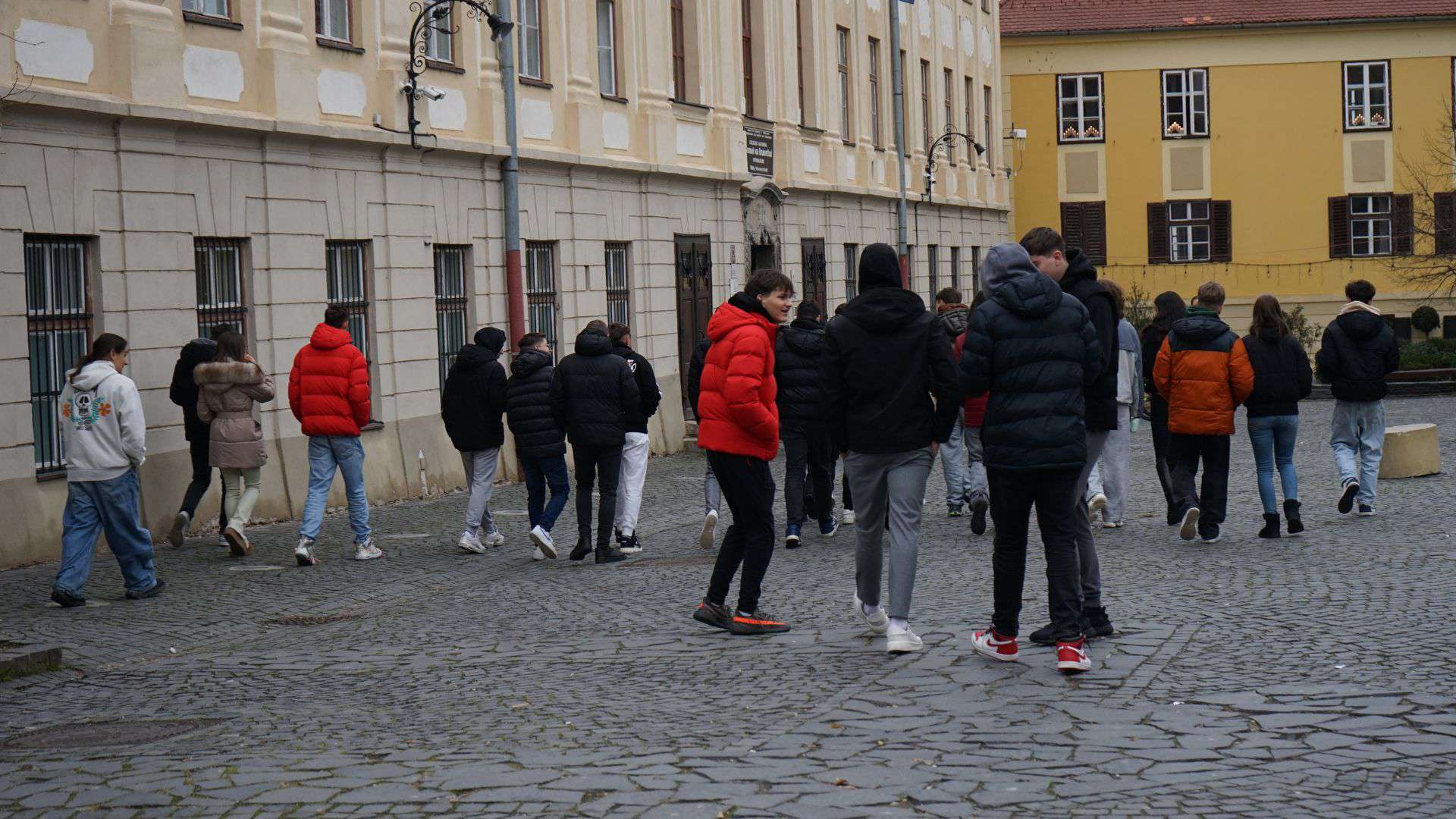 Trendul „Superman” face victime la Sibiu. La Brukenthal, primele cazuri: „Am văzut colegi răniți” (video)