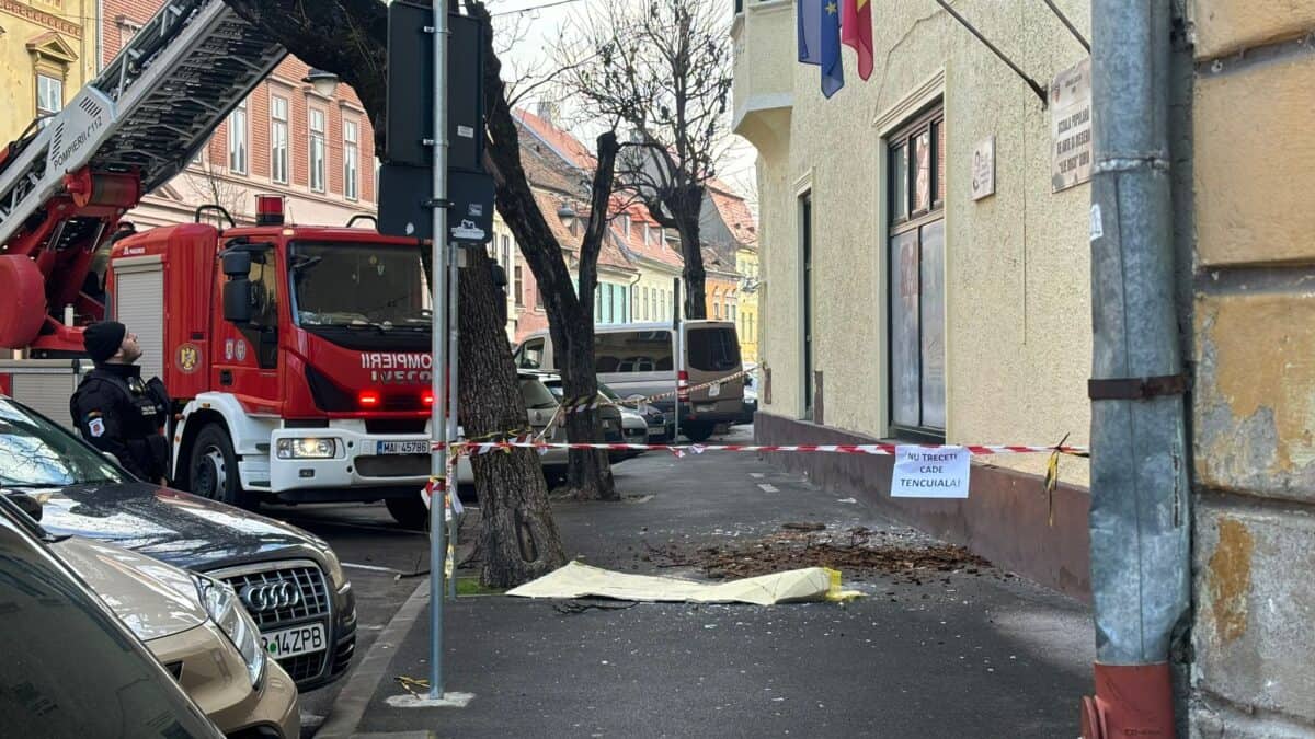 Trafic blocat pe strada Avram Iancu. Cade tencuiala de pe o clădire (foto video)