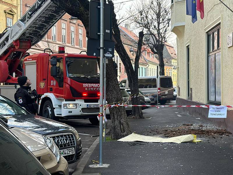 Trafic blocat pe strada Avram Iancu. Cade tencuiala de pe o clădire (foto video)