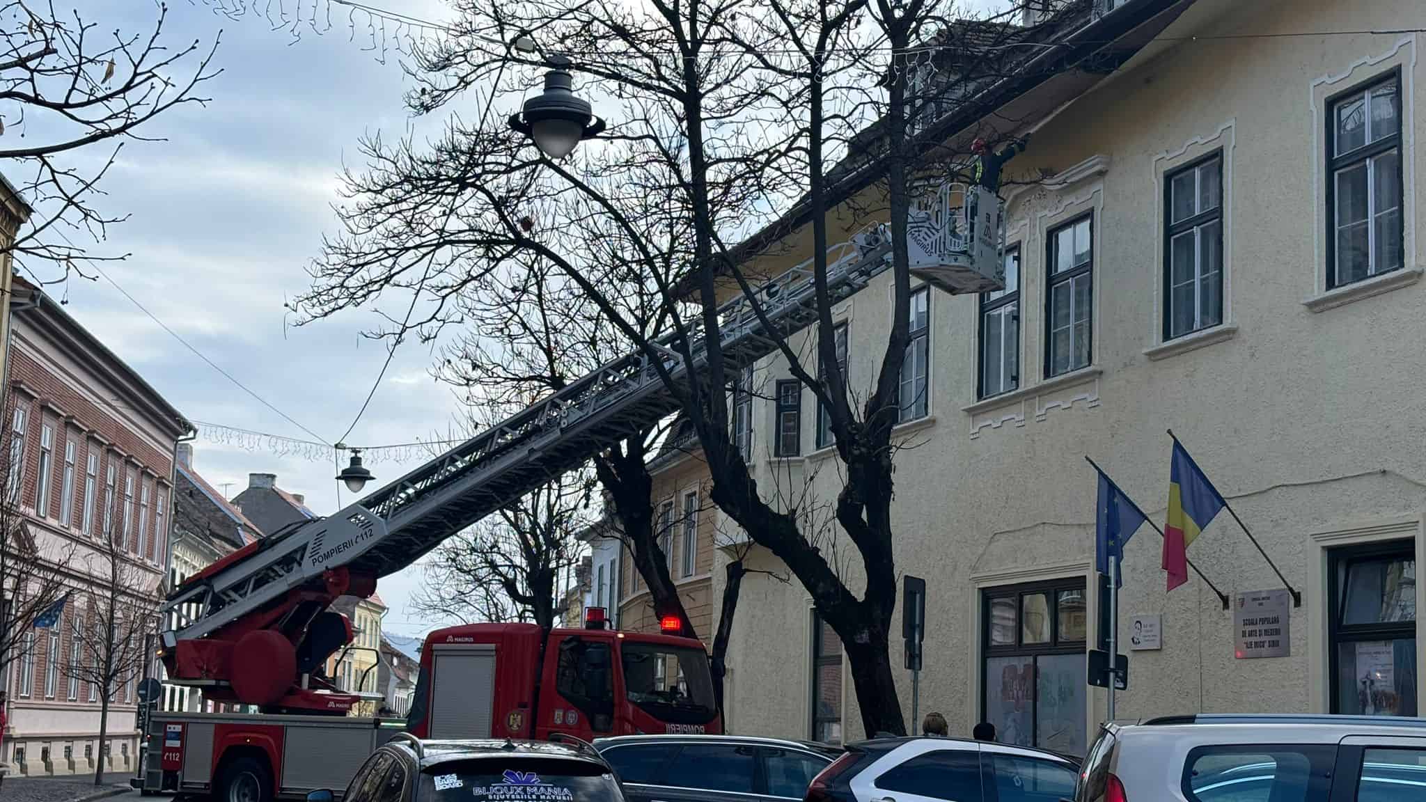 Trafic blocat pe strada Avram Iancu. Cade tencuiala de pe o clădire (foto video)