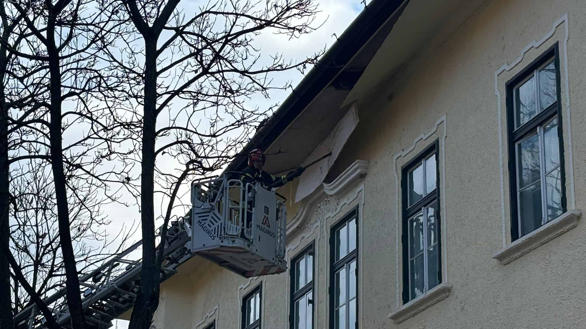 Trafic blocat pe strada Avram Iancu. Cade tencuiala de pe o clădire (foto video)