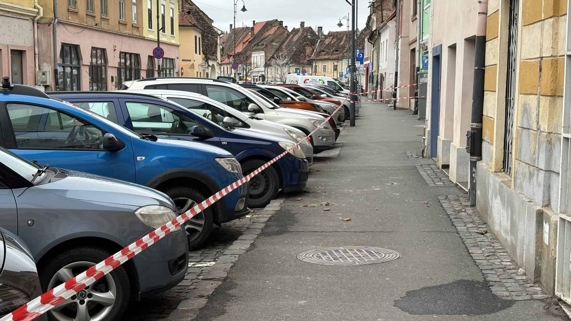 Pericol pe strada 9 Mai. Mașini avariate de tencuiala căzută de pe o clădire (video foto)