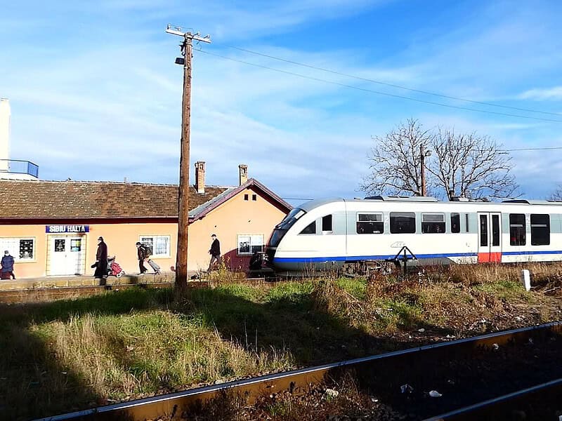 S-a reluat circulația trenurilor între Sibiu și Copșa Mică. Lucrările pe tronsonul Ocna Sibiului–Loamneș, finalizate