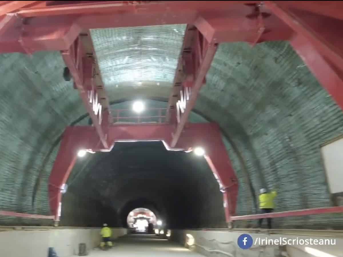 Primul tunel veritabil de autostradă din România, aproape finalizat. “Daniela” are aproape 1,4 kilometri (video)