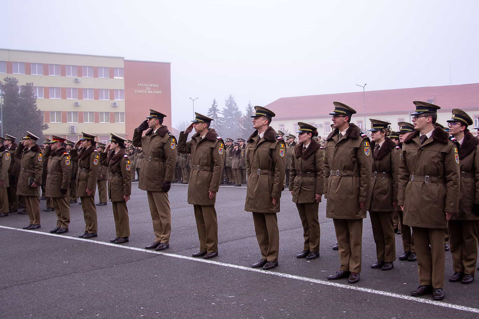 Două cadre didactice de la Academia Forțelor Terestre din Sibiu, decorate prin ordin prezidențial (foto)