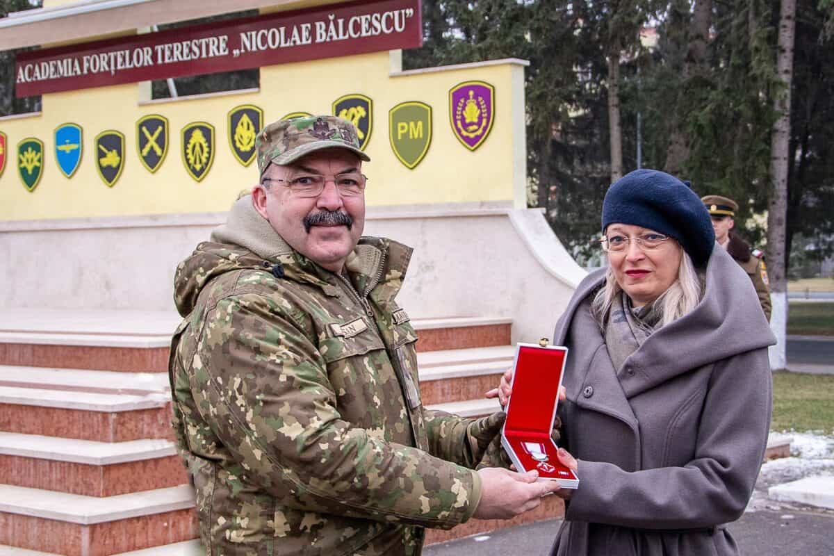 Două cadre didactice de la Academia Forțelor Terestre din Sibiu, decorate prin ordin prezidențial (foto)