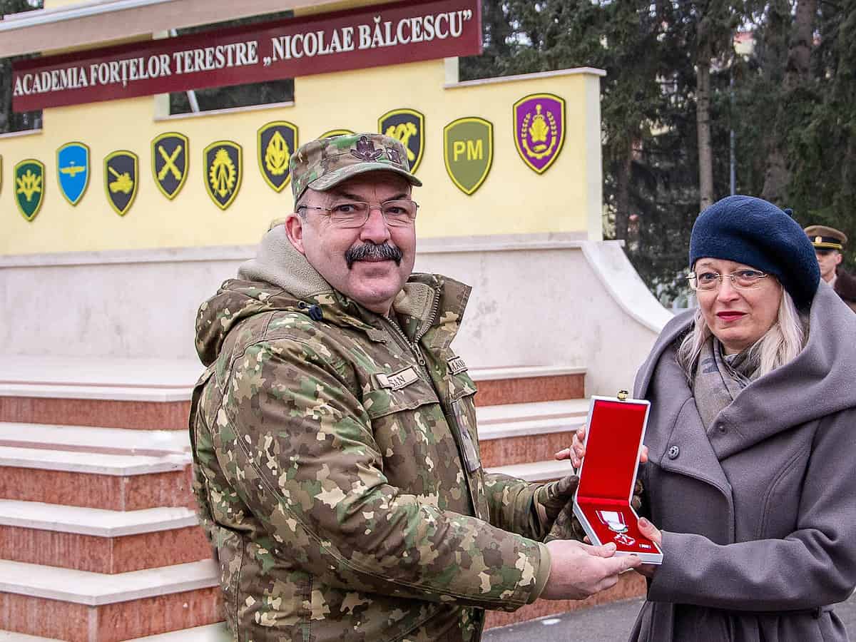 Două cadre didactice de la Academia Forțelor Terestre din Sibiu, decorate prin ordin prezidențial (foto)