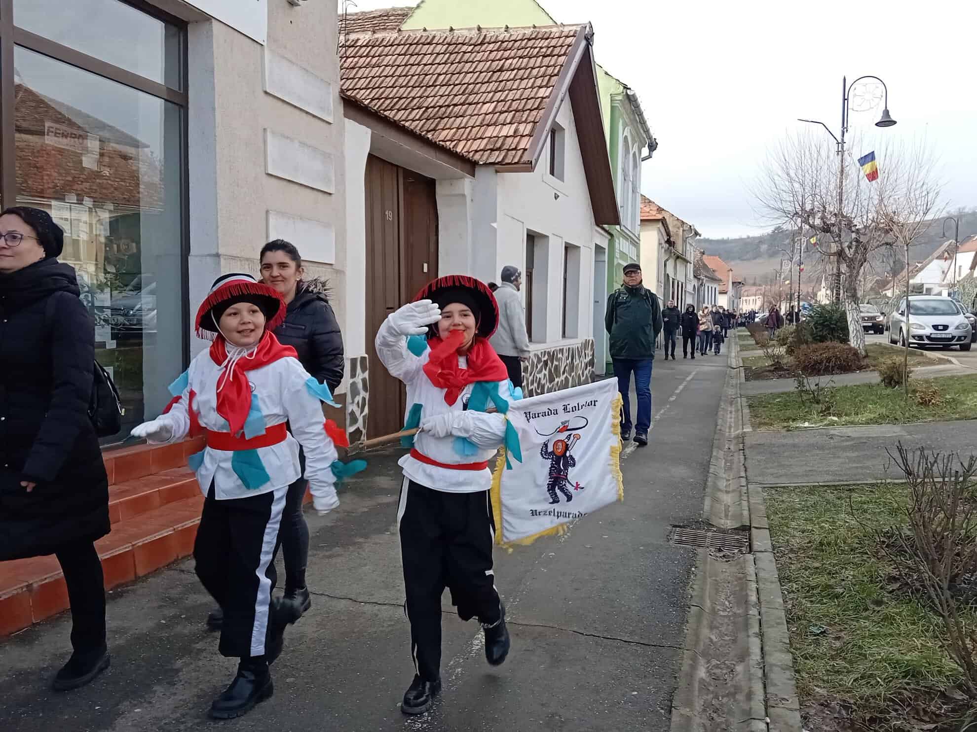 Mii de oameni prezenți duminică la cel mai spectaculos eveniment al începutului de an în județul Sibiu. Tradiția lolelor, readusă la viață la Agnita (video foto)