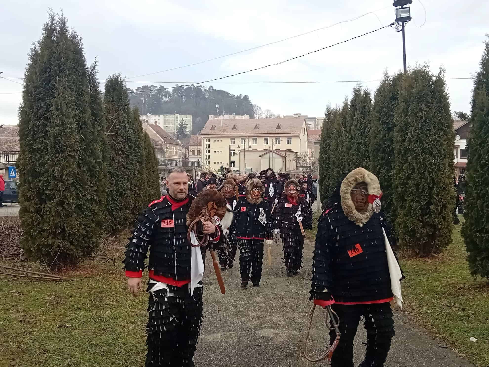 Mii de oameni prezenți duminică la cel mai spectaculos eveniment al începutului de an în județul Sibiu. Tradiția lolelor, readusă la viață la Agnita (video foto)