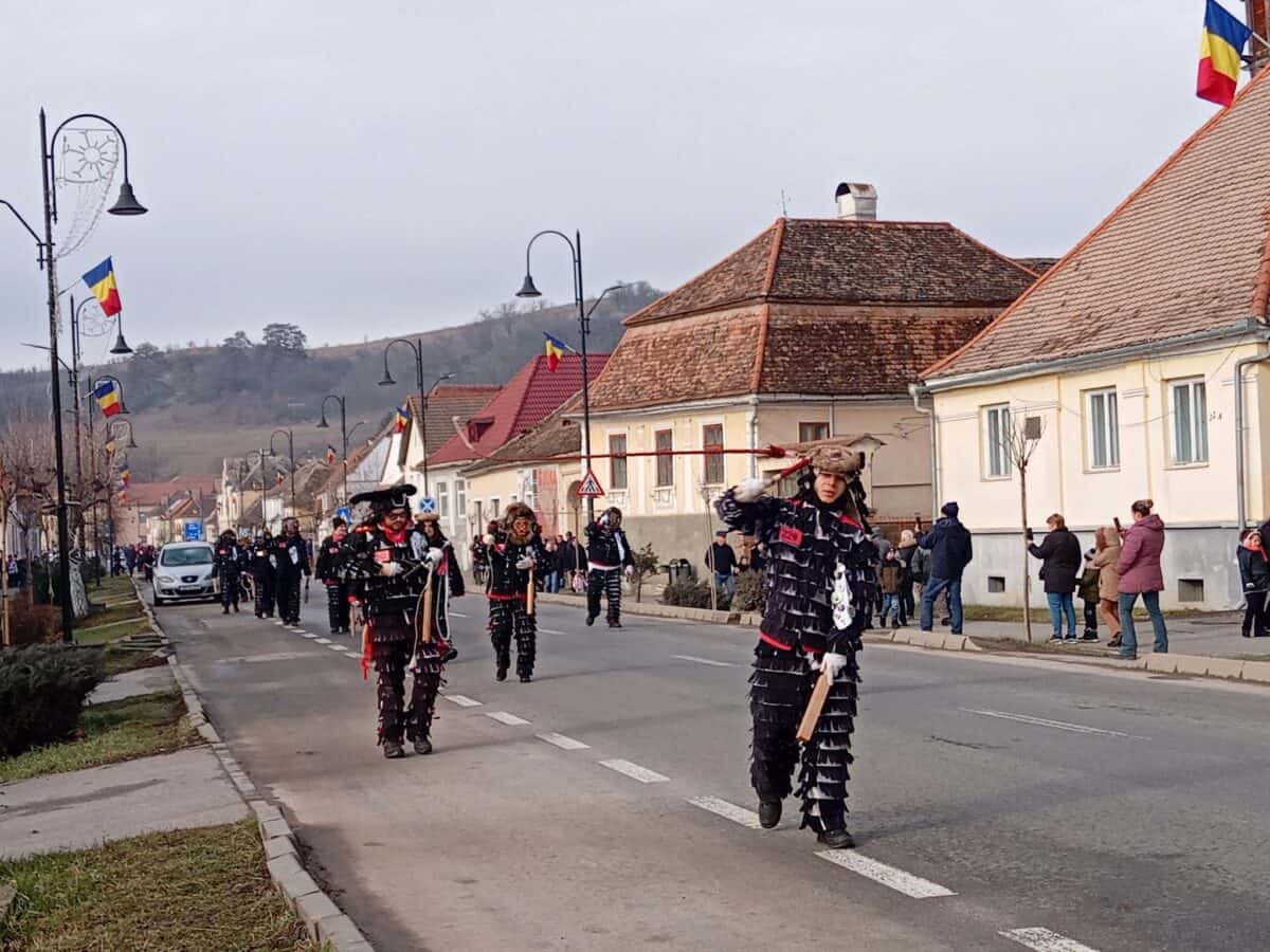 Mii de oameni prezenți duminică la cel mai spectaculos eveniment al începutului de an în județul Sibiu. Tradiția lolelor, readusă la viață la Agnita (video foto)