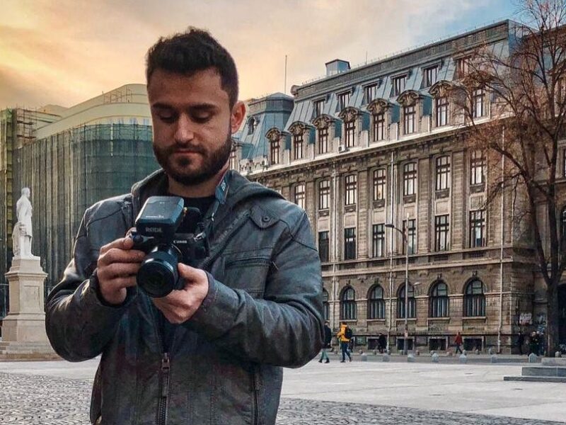 Influencerul Arman Abbasi bătut de un bărbat pe o stradă din București