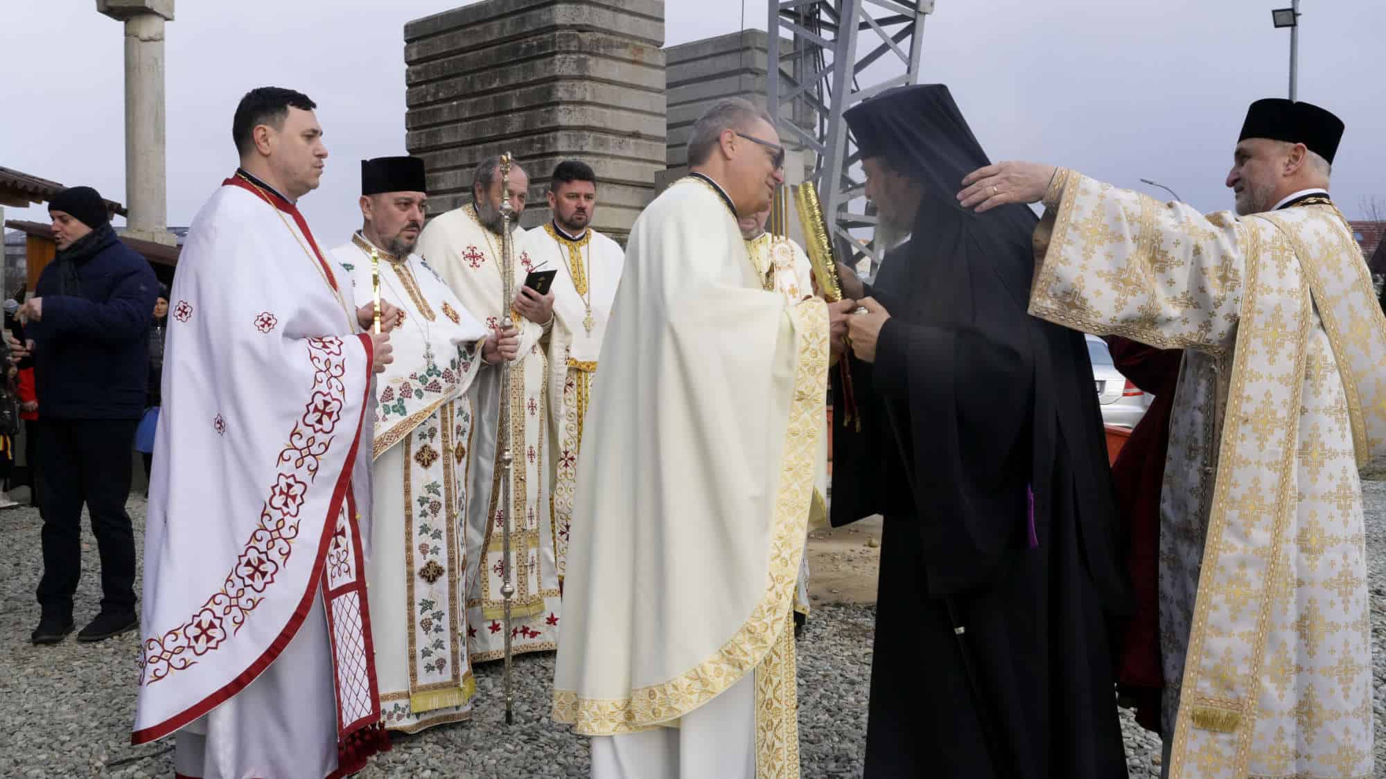 Liturghie arhierescă la Șelimbăr. Primarul Marius Grecu a primit Ordinul Ctitoricesc pentru laici de la Mitropolitul Ardealului (foto)