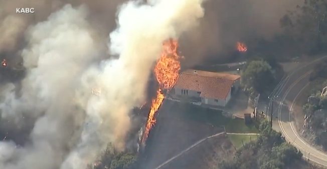 Incendii devastatoare în Los Angeles. Casele vedetelor distruse, mii de oameni evacuați (foto, video)