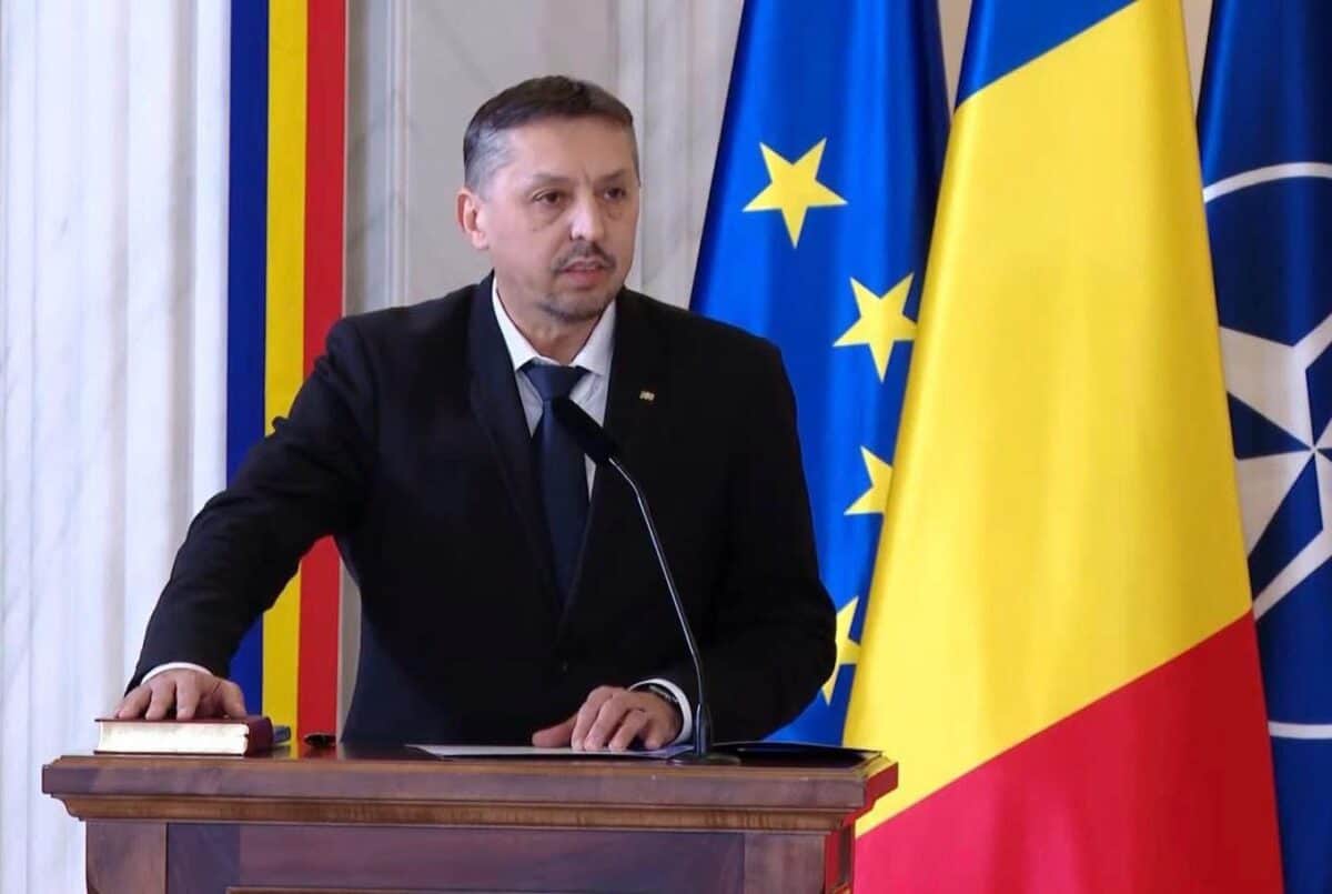 Elevii vor învăța din manuale digitale. Ministerul Educației vine cu precizări