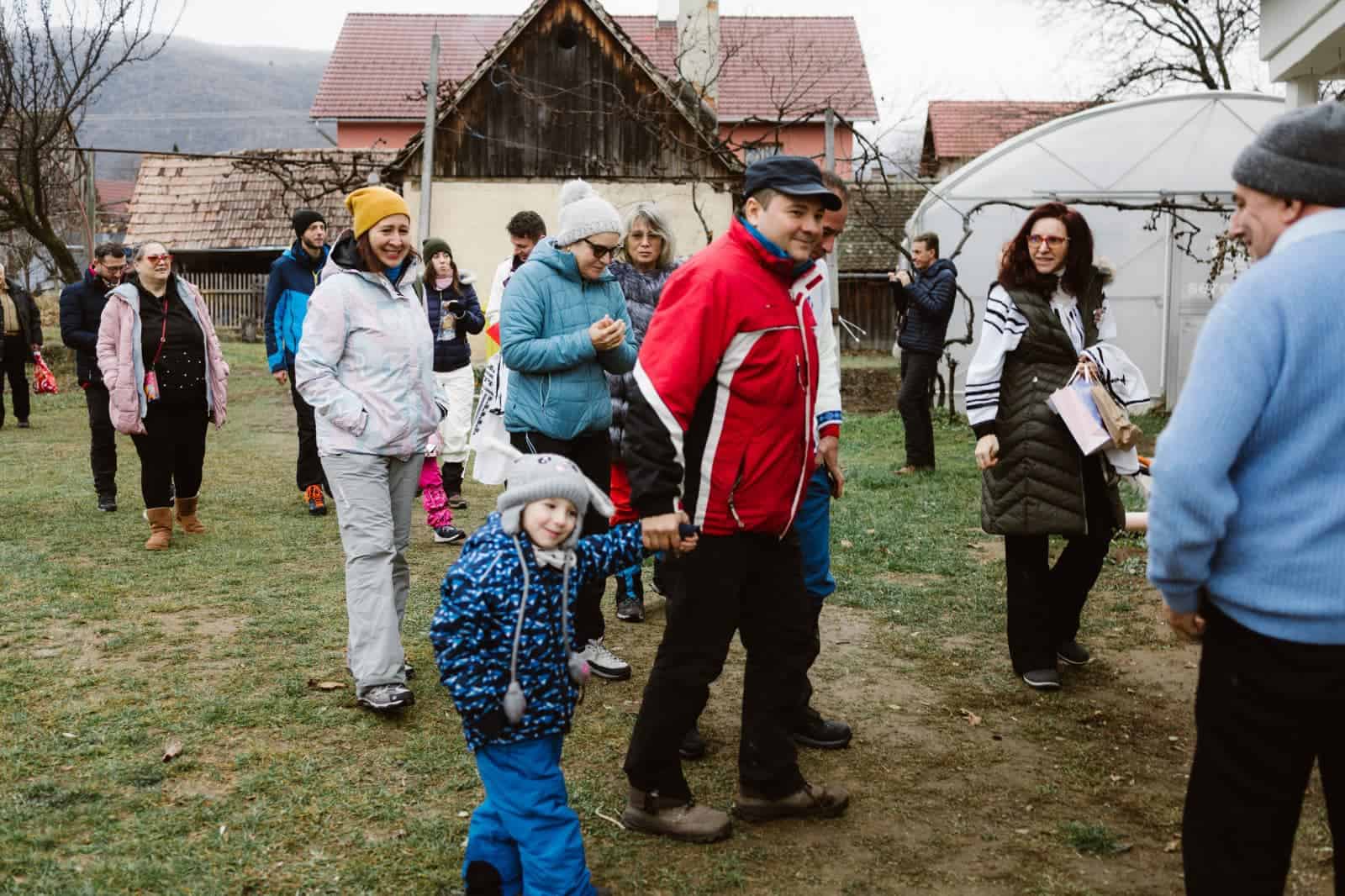 Cum stoarce nea Petre ulei de leac cu o mașinărie din America, la Gura Râului (foto)