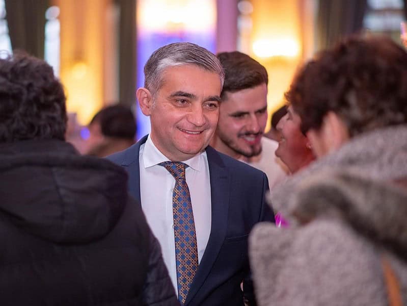 Primarul unei cunoscute stațiuni din România, acuzat de luare de mită și trafic de influență