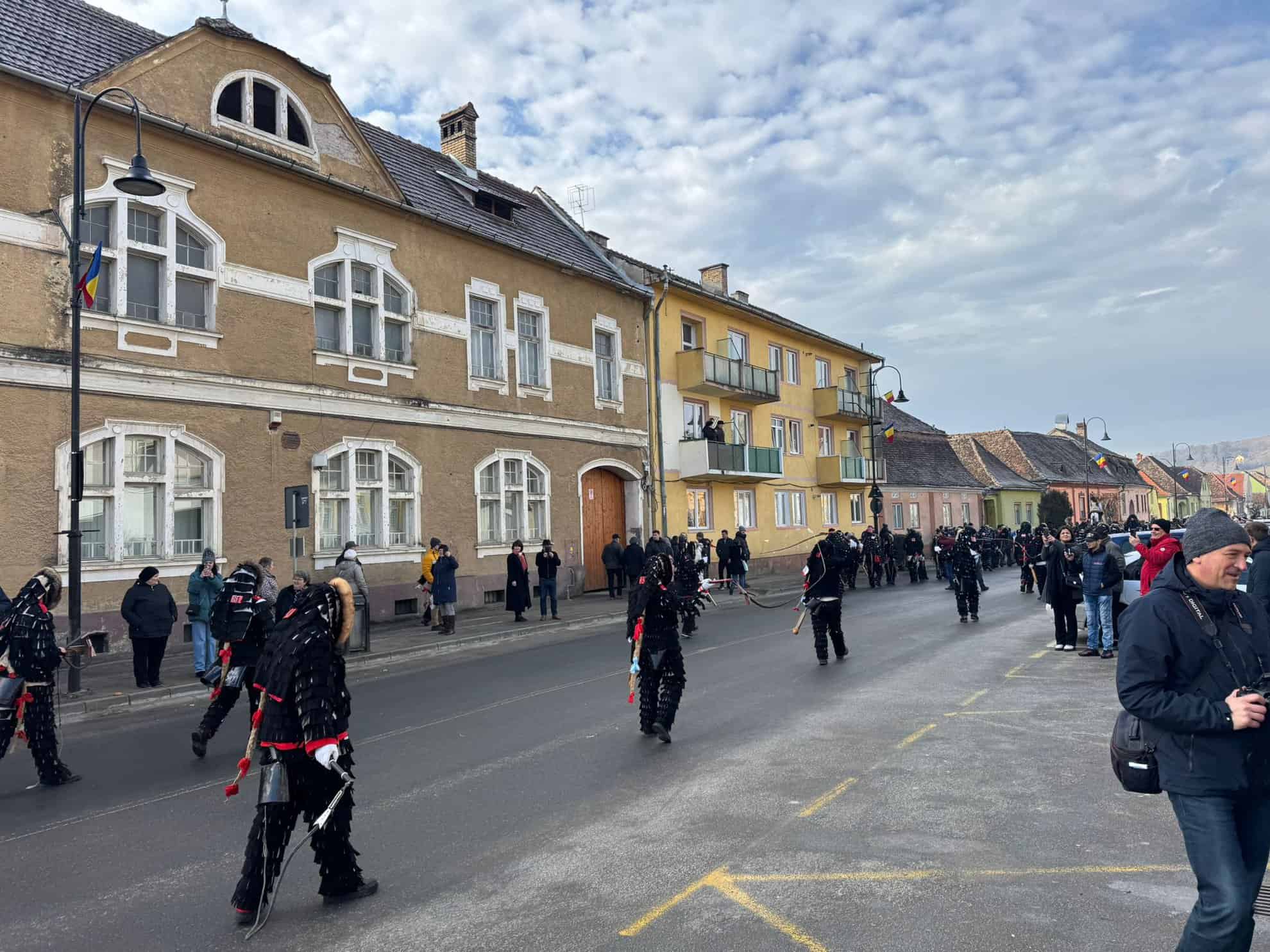 Mii de oameni prezenți duminică la cel mai spectaculos eveniment al începutului de an în județul Sibiu. Tradiția lolelor, readusă la viață la Agnita (video foto)