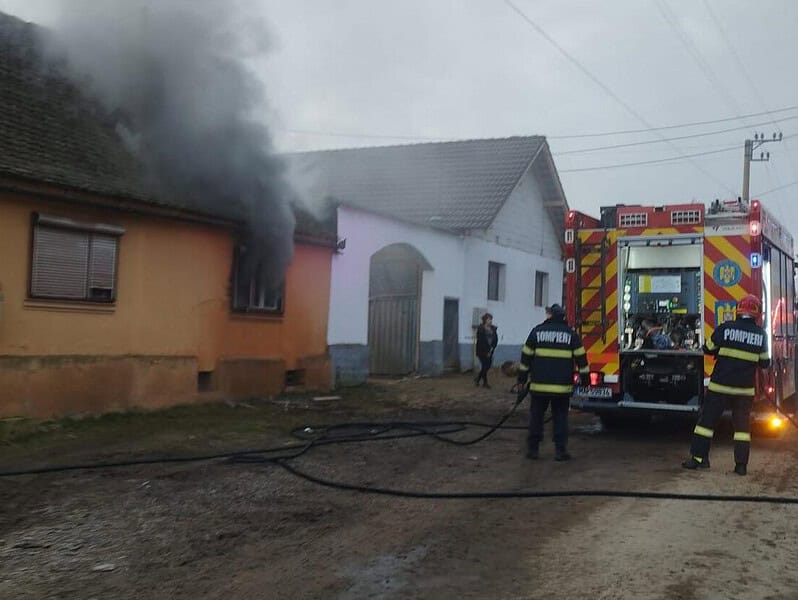 Incendiu la o locuință din Săcădate. Pompierii au intervenit rapid (foto)