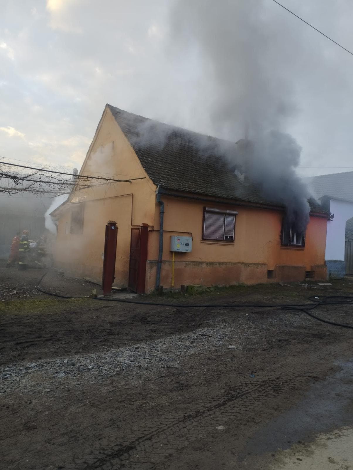 Incendiu la o locuință din Săcădate. Pompierii au intervenit rapid (foto)