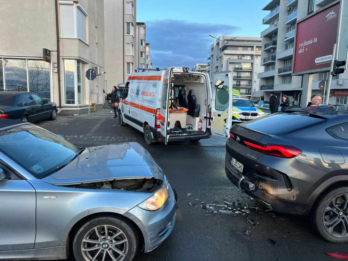 Accident cu două BMW-uri implicate pe strada Doamna Stanca din Șelimbăr (foto)