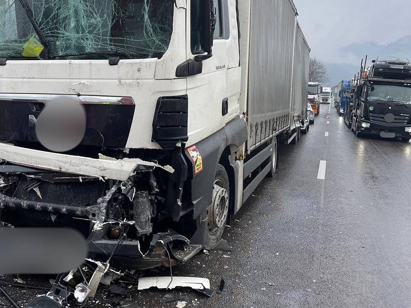 Accident cu două mașini și un camion pe Valea Oltului la Racovița