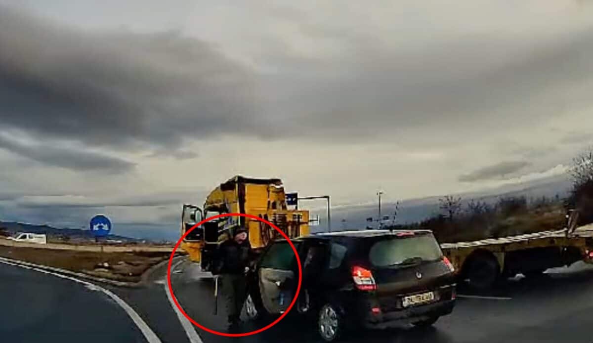 Altercație în trafic la Sibiu. Șofer amenințat cu o bâtă (video)