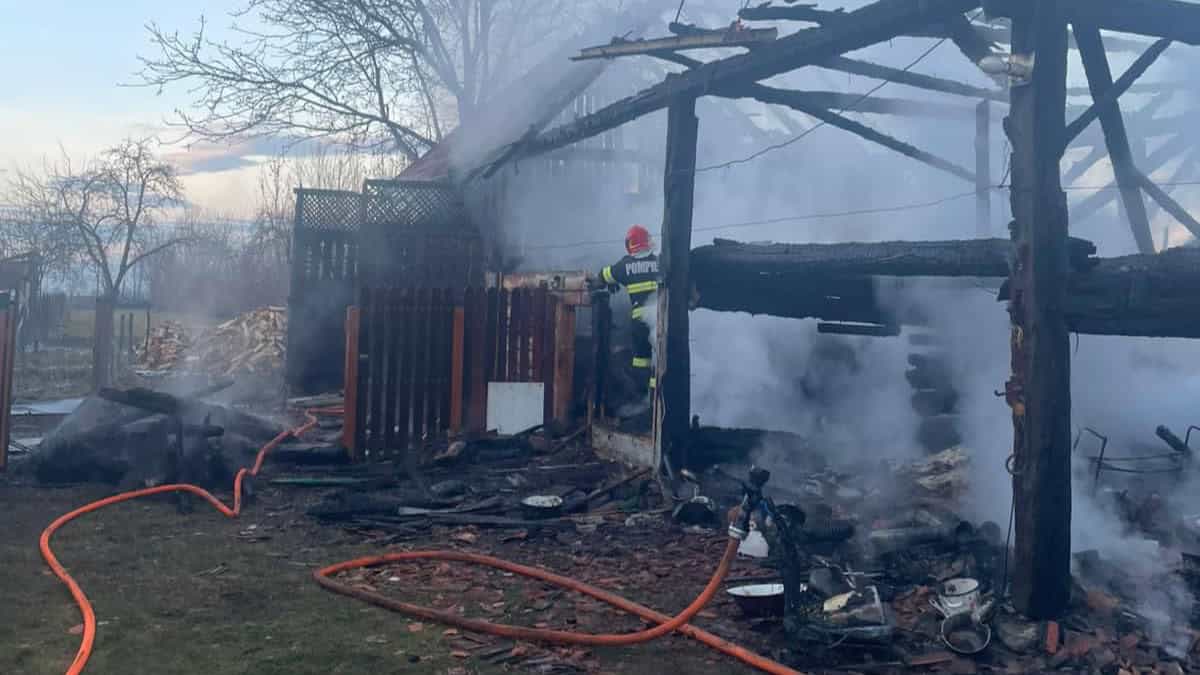 Incendiu la o gospodărie din Arpașu de Sus. A ars în totalitate (foto)