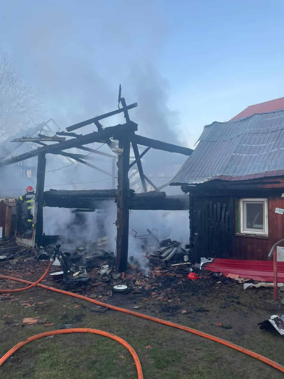 Incendiu la o gospodărie din Arpașu de Sus. A ars în totalitate (foto)