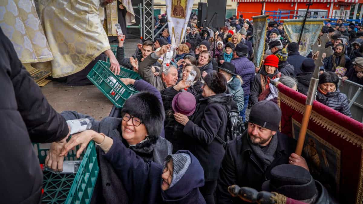 Înghesuială de Bobotează în Piața Mare. Sibienii s-au îmbulzit să ia agheasmă (foto video)