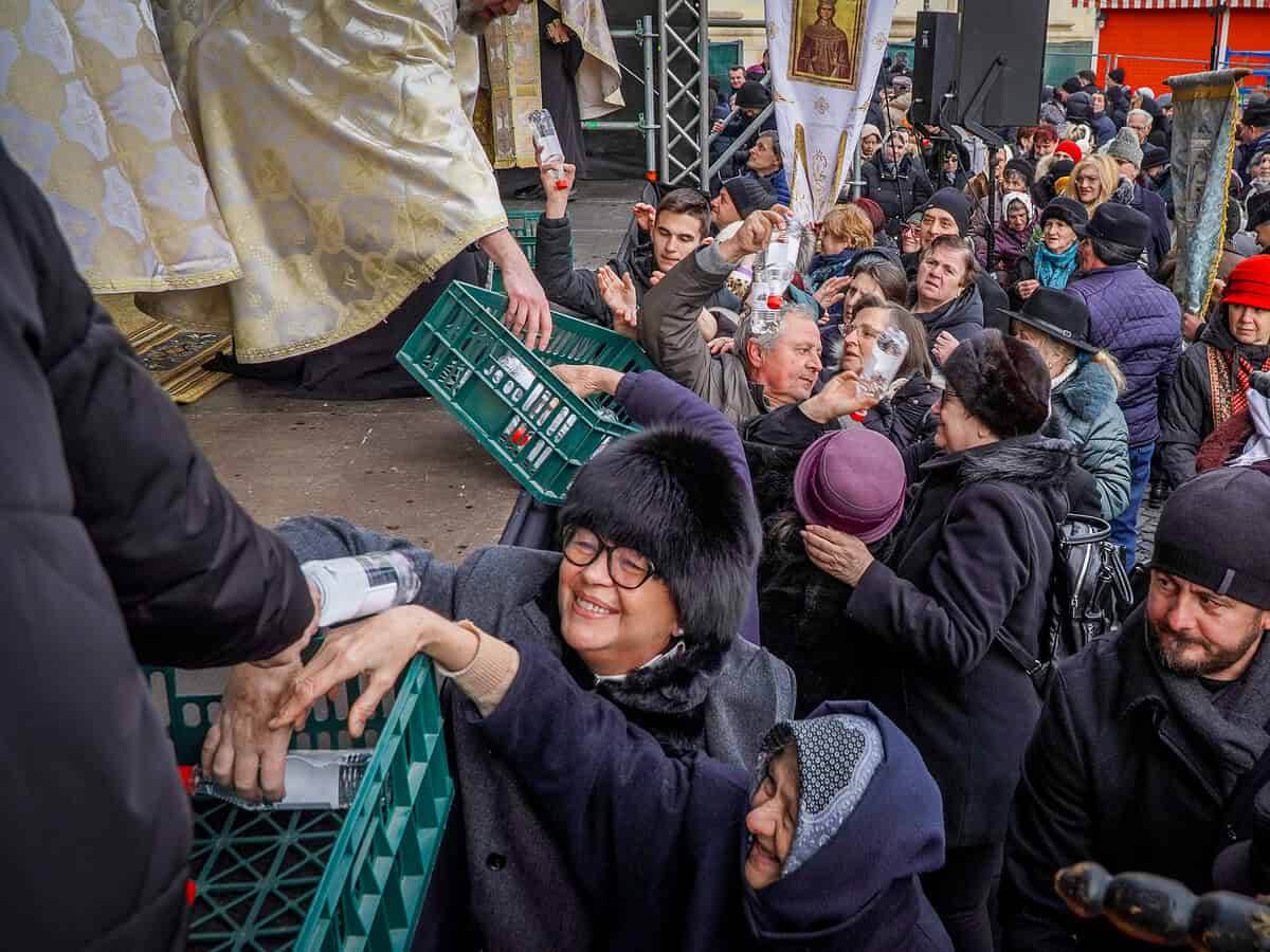 Înghesuială de Bobotează în Piața Mare. Sibienii s-au îmbulzit să ia agheasmă (foto video)