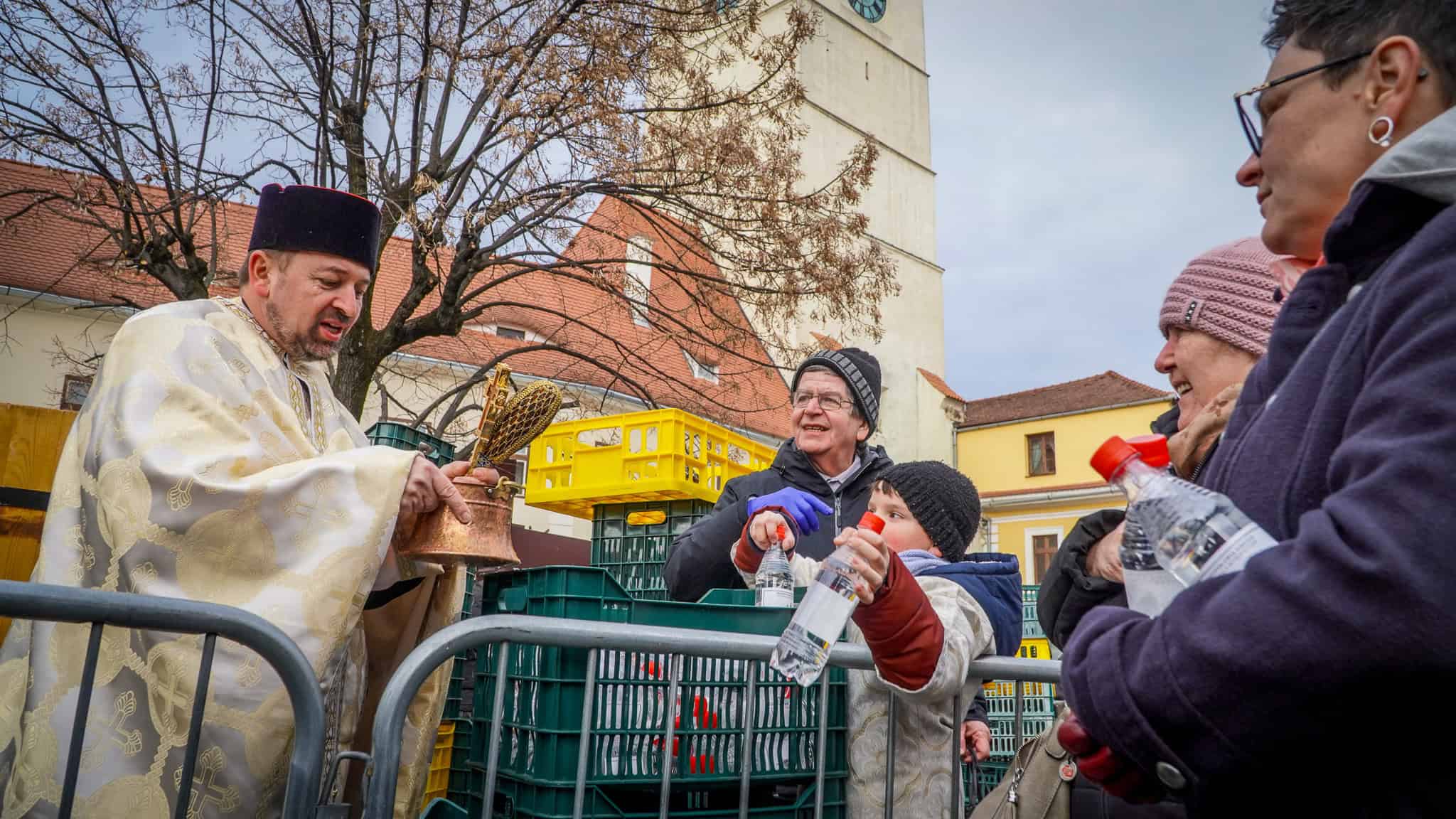 Înghesuială de Bobotează în Piața Mare. Sibienii s-au îmbulzit să ia agheasmă (foto video)