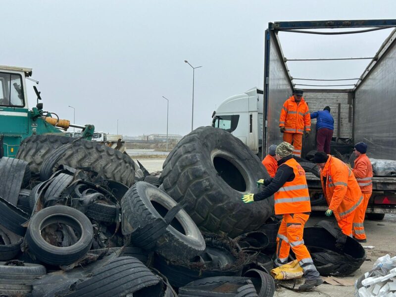 Un camion de anvelope uzate "recoltate" de pe marginea autostrăzii A1 în județul Sibiu (foto)