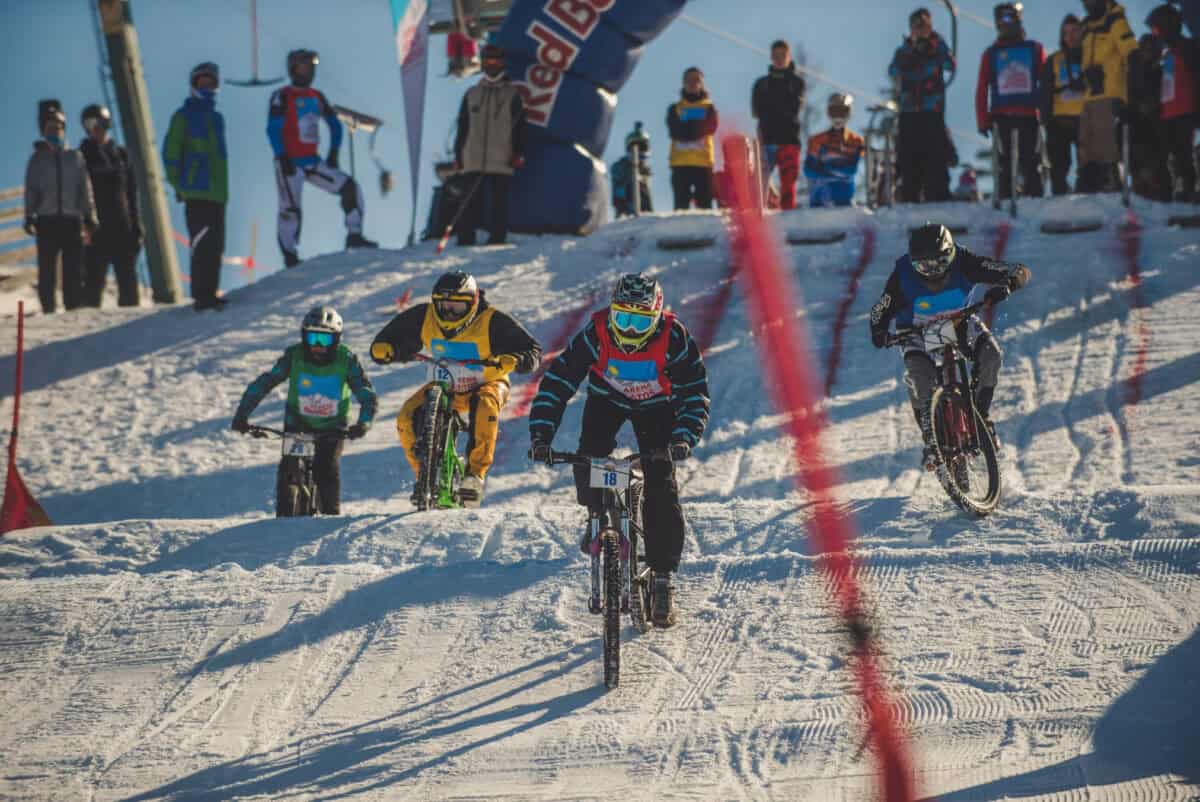 Adrenalină și spectacol la Păltiniș Arena. Bicicliști, schiori și snowboarderi se întrec pe zăpadă