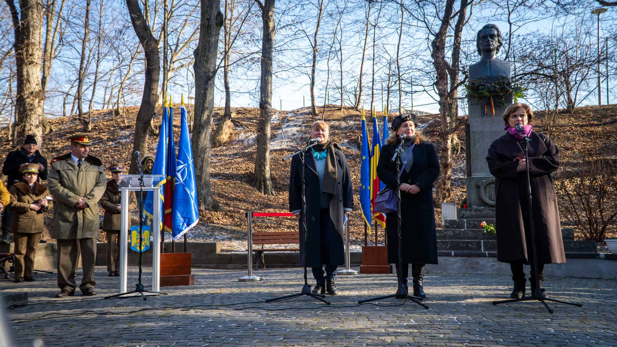 Mihai Eminescu, omagiat la statuia din Parcul Sub Arini. "Dacă lua condeiul în mână, ne limpezea pe toți" (foto video)