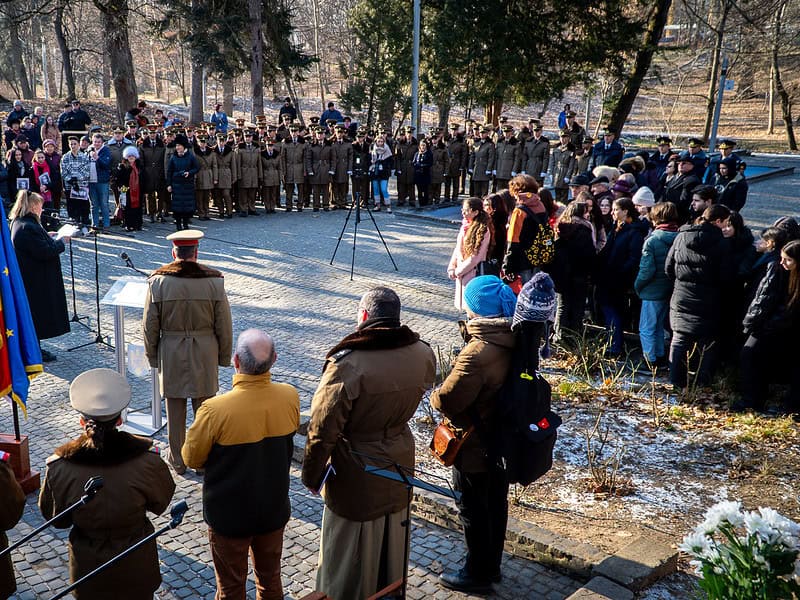 Mihai Eminescu, omagiat la statuia din Parcul Sub Arini. "Dacă lua condeiul în mână, ne limpezea pe toți" (foto video)