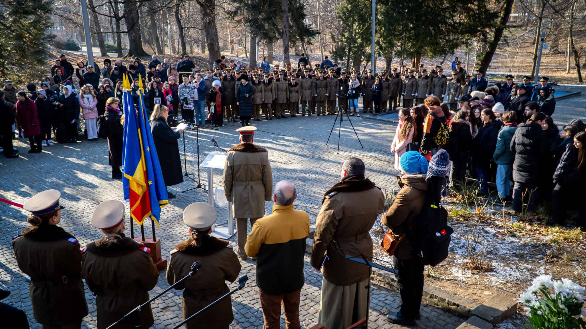 Mihai Eminescu, omagiat la statuia din Parcul Sub Arini. „Dacă lua condeiul în mână, ne limpezea pe toți” (foto video)