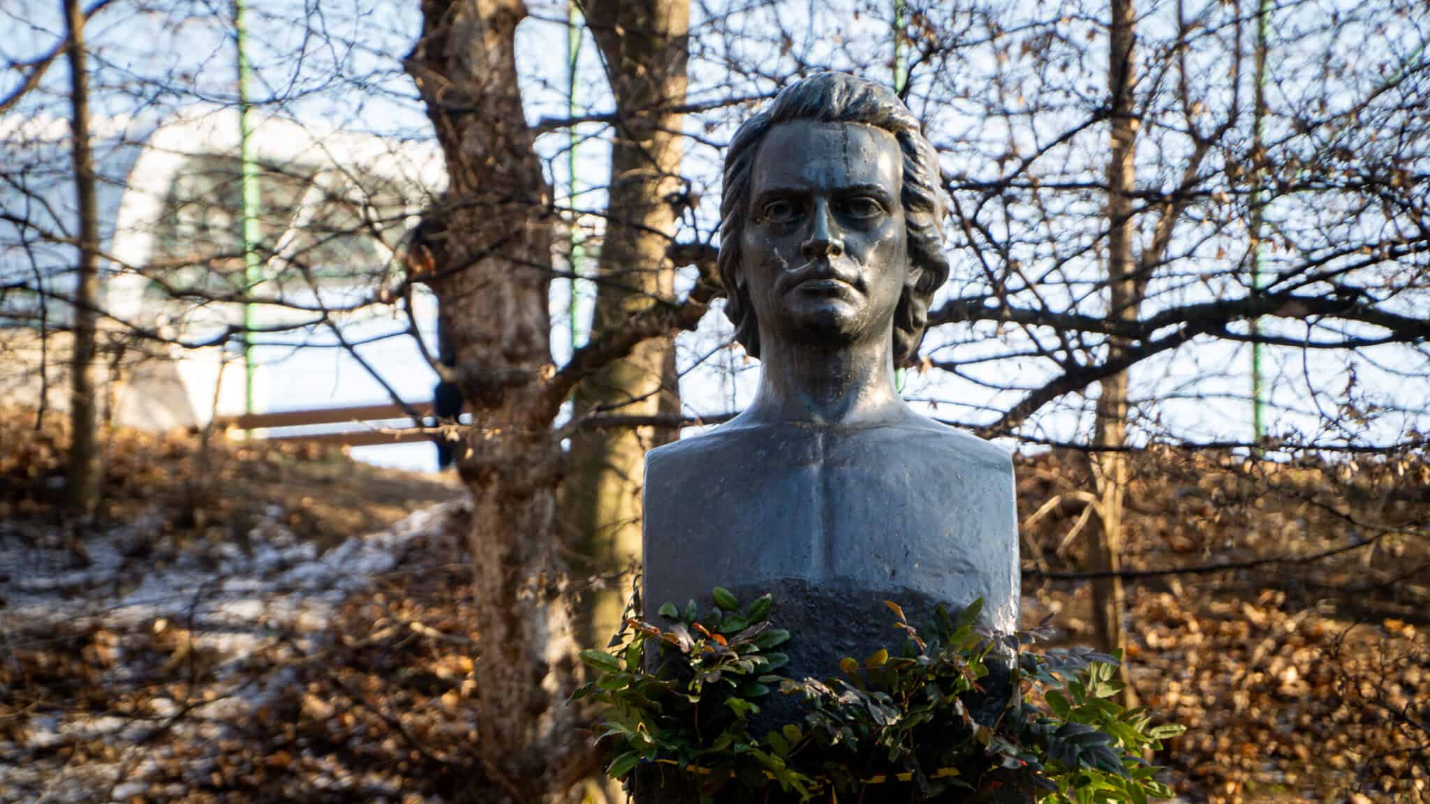 Mihai Eminescu, omagiat la statuia din Parcul Sub Arini. "Dacă lua condeiul în mână, ne limpezea pe toți" (foto video)