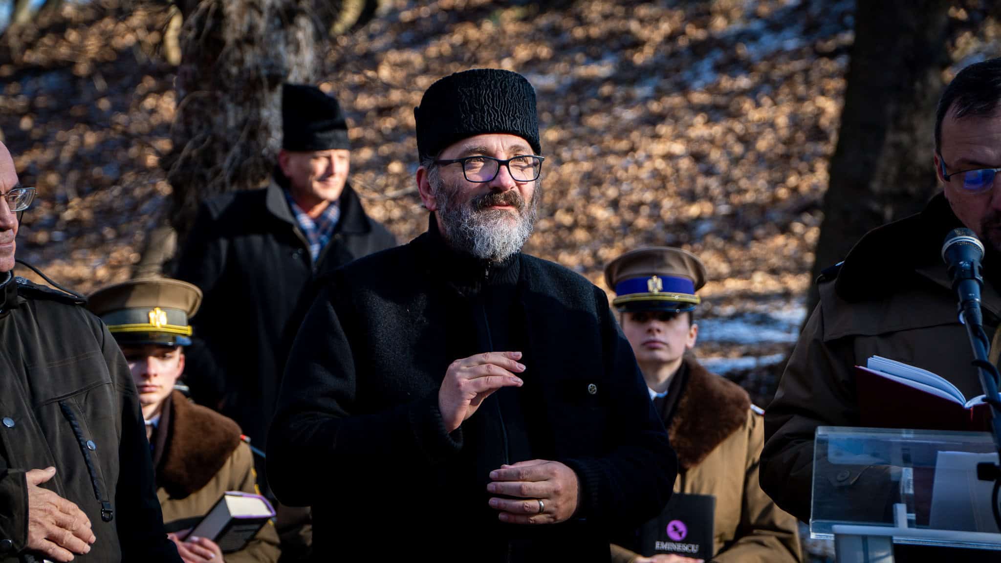 Mihai Eminescu, omagiat la statuia din Parcul Sub Arini. "Dacă lua condeiul în mână, ne limpezea pe toți" (foto video)