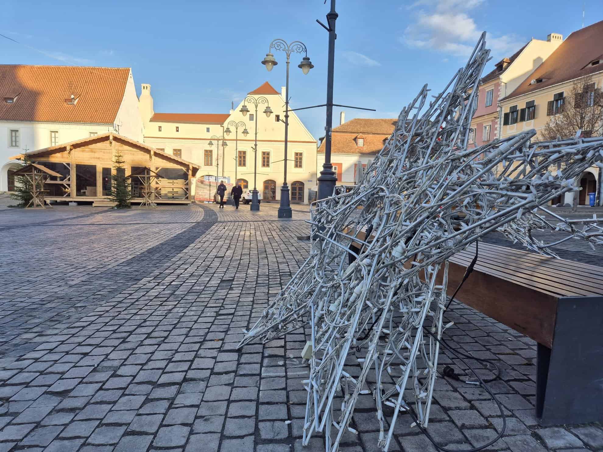 Primăria Sibiu a început demontarea iluminatului festiv din oraș (foto)