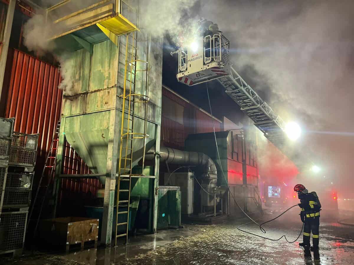 Incendiul de la fabrica de componente auto Caucho. Aproape 100 de oameni s-au autoevacuat (foto)