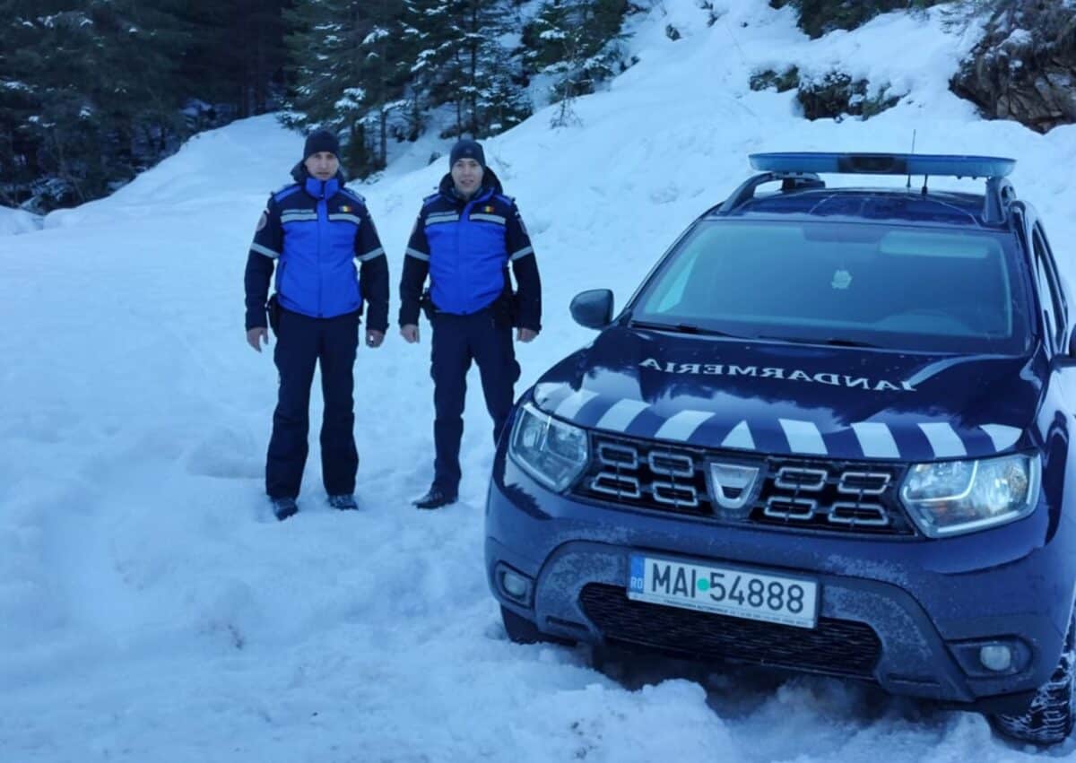 Femeie de 70 de ani, salvată de jandarmi. S-a rătăcit cu câinele în Păltiniș