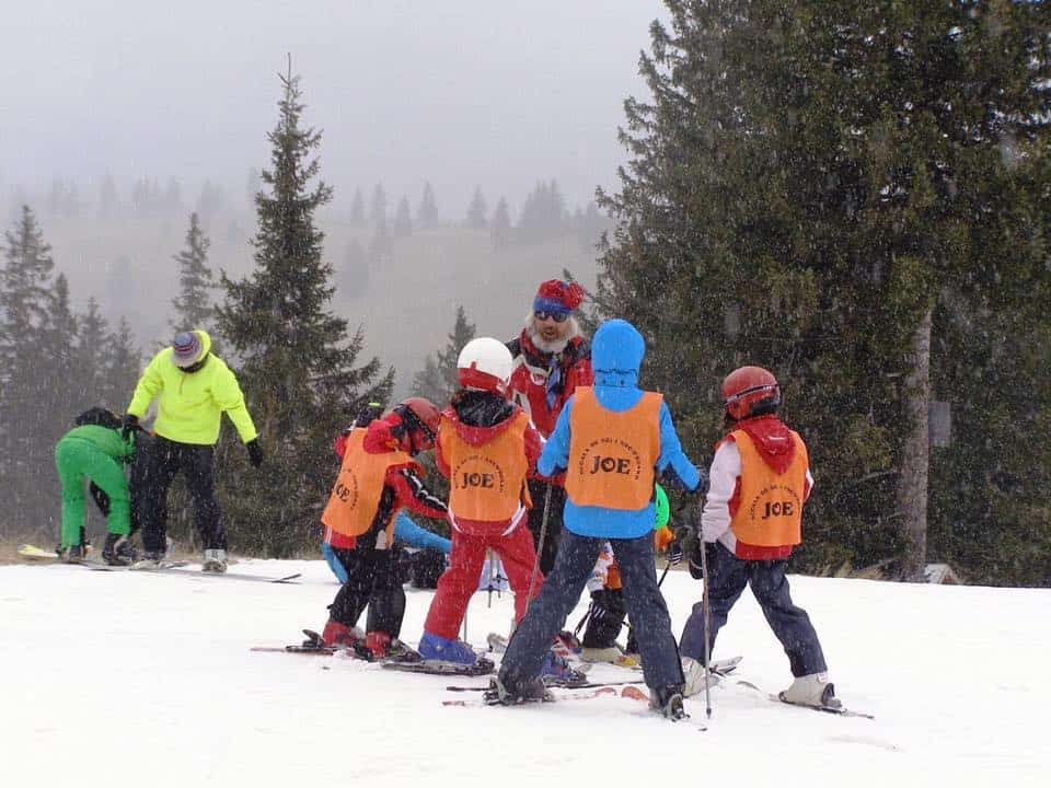 Cel mai cunoscut instructor de schi din Sibiu s-a pensionat. Joe pune clăparii ,,în cui” după 55 de ani petrecuți pe pârtii (foto)