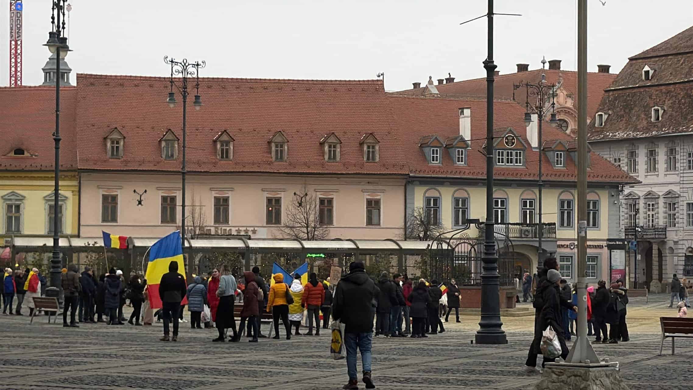 Peste 200 de manifestanți la protestul din centrul Sibiului pentru reluarea turului 2 al alegerilor prezidențiale. Au adus un cosciug cu numele lui Iohannis pe el (video foto)