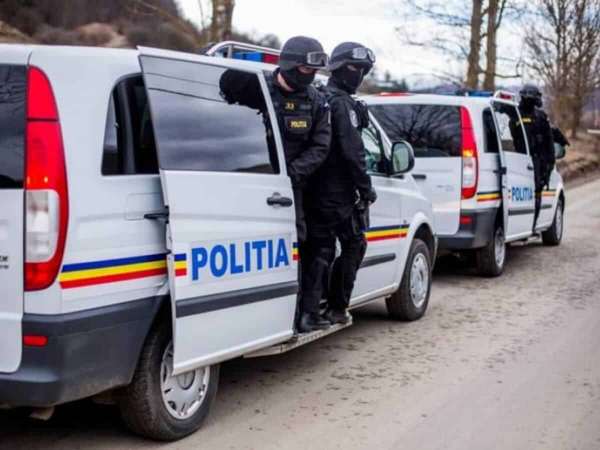 Plocoanele primite de angajații săltați de mascați de la Casa de Pensii din Sibiu. Pe listă, pui de găină, cartofi și bani