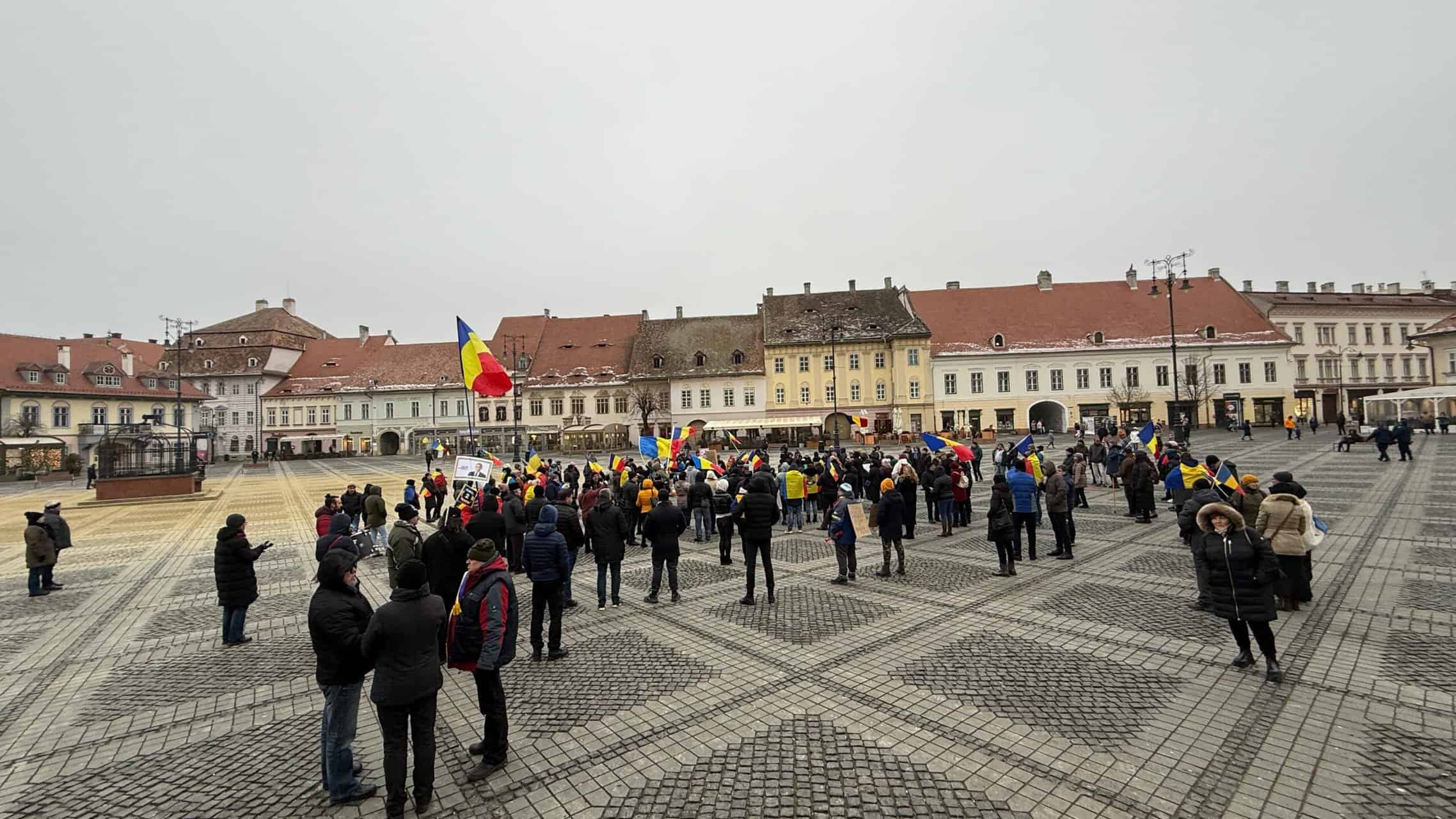 Peste 200 de manifestanți la protestul din centrul Sibiului pentru reluarea turului 2 al alegerilor prezidențiale. Au adus un cosciug cu numele lui Iohannis pe el (video foto)