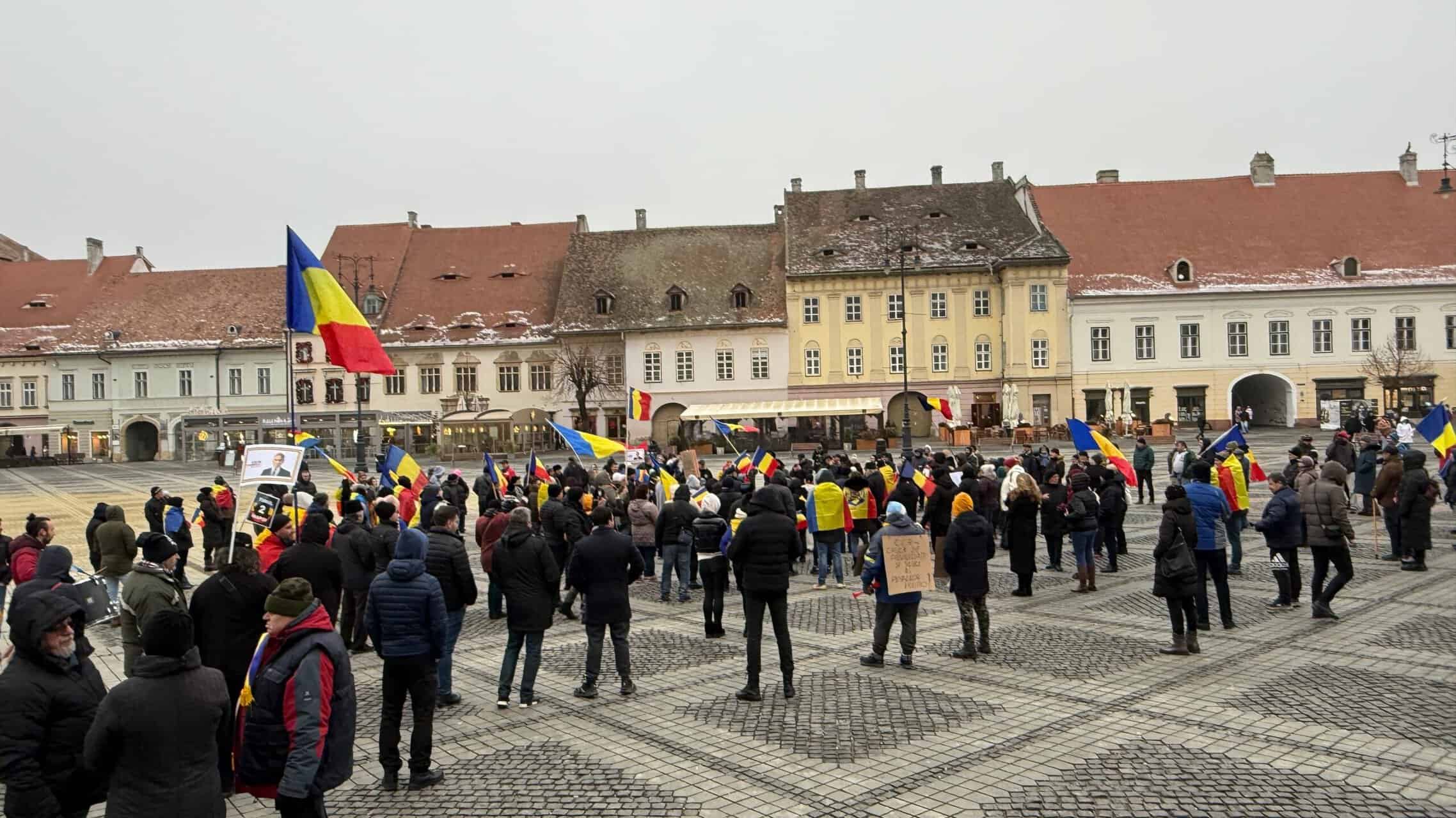 Peste 200 de manifestanți la protestul din centrul Sibiului pentru reluarea turului 2 al alegerilor prezidențiale. Au adus un cosciug cu numele lui Iohannis pe el (video foto)